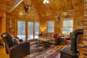 Televisie, een open haard en een dvd-speler