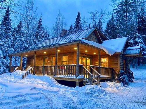 Timber Lodge 4 Bedroom/2 Bath home - great for snowmobiling and short drive to Saddleback Mountain!