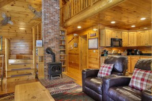 Televisie, een open haard en een dvd-speler