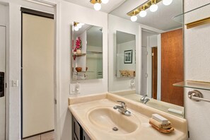 Combined shower/bathtub, hair dryer, towels