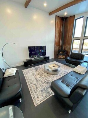 Televisión, chimenea, futbolito