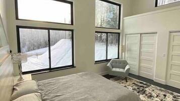 3 bedrooms, iron/ironing board, travel cot, WiFi