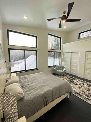 3 habitaciones, tabla de planchar con plancha, cuna de viaje y wifi