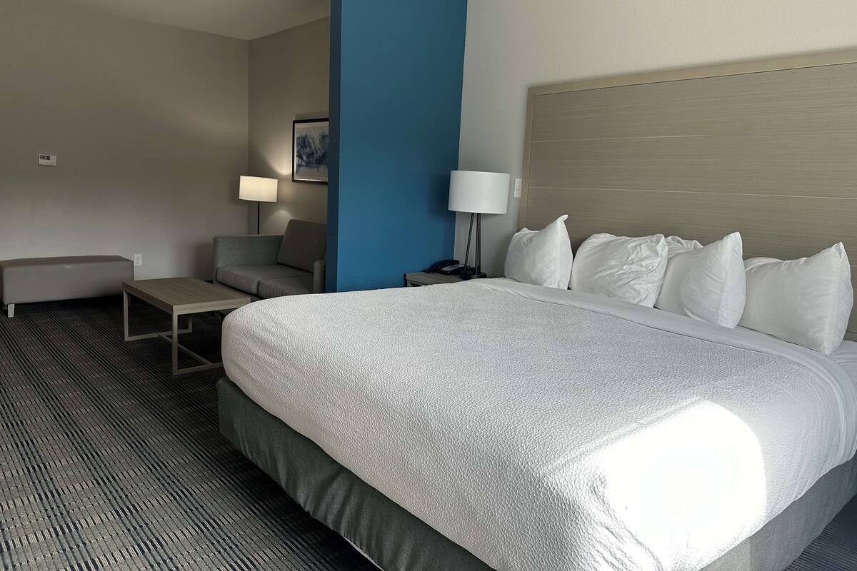 desk, laptop workspace, wifi, bed sheets