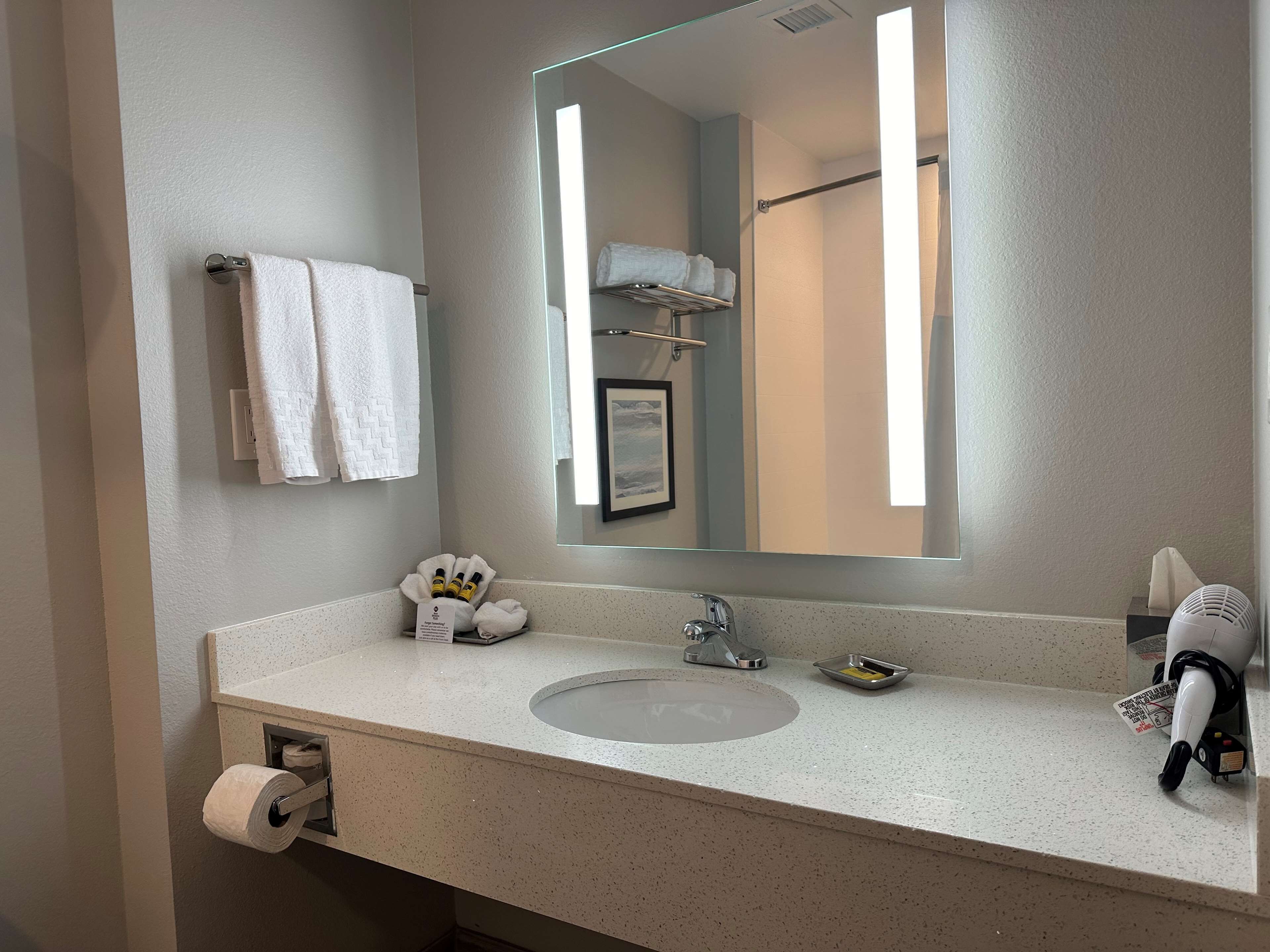 combined shower/bathtub, towels