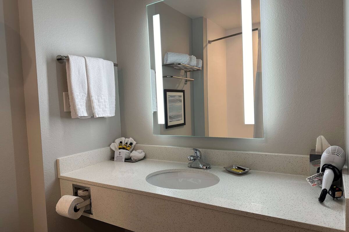 combined shower/bathtub, towels