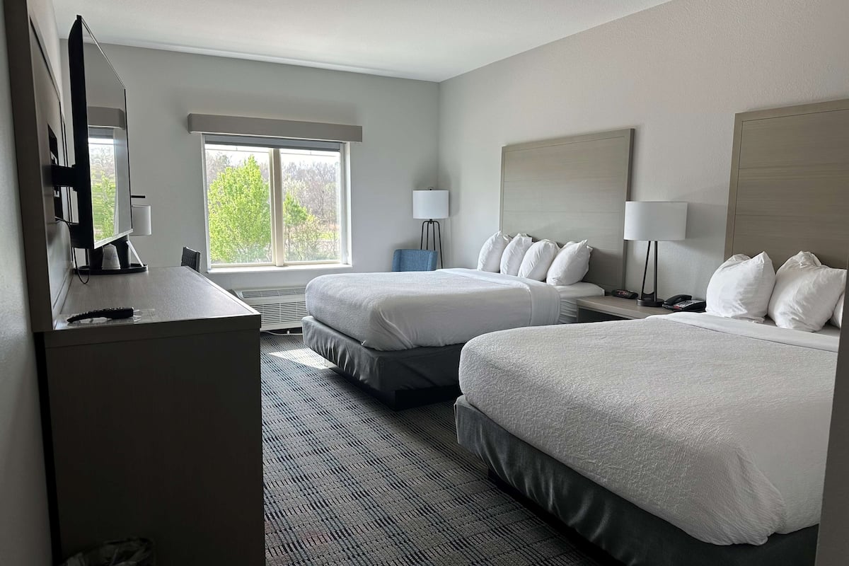 desk, laptop workspace, wifi, bed sheets