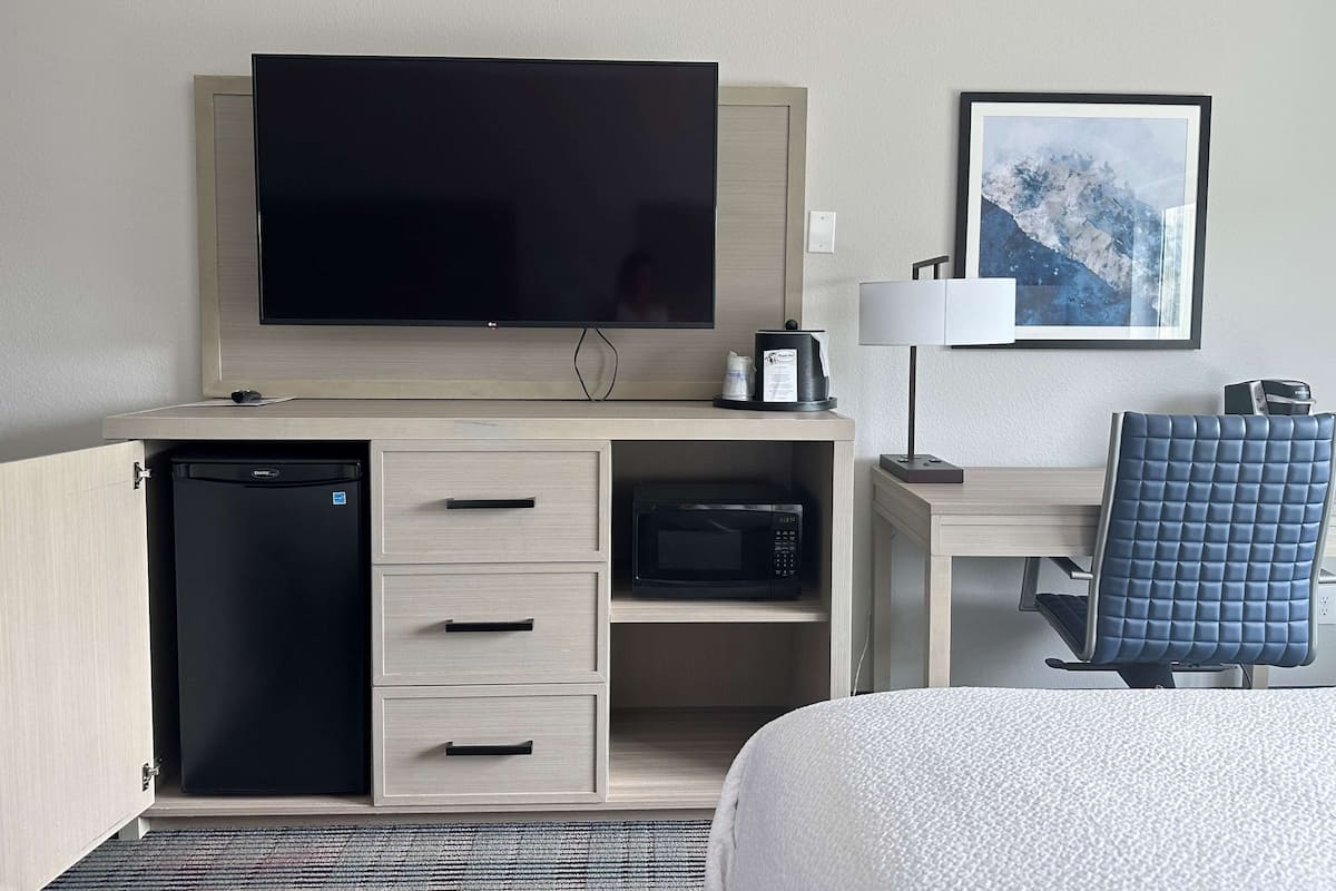 desk, laptop workspace, wifi, bed sheets