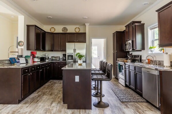 Køleskab, mikrobølgeovn, ovn, kogeplade