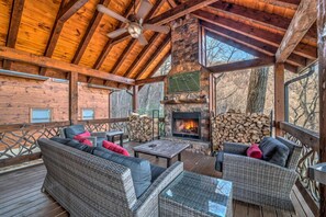 Property grounds - The Hideaway - Hot tub | Mountain Views | Shuffleboard | Outdoor Fireplace (Blue Ridge)