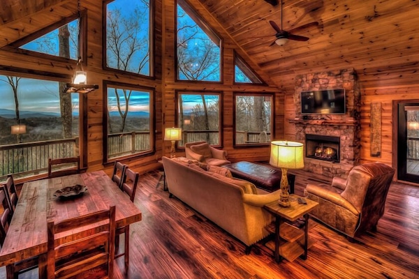 Una televisión, una chimenea