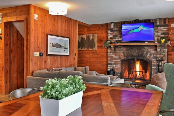 House, 5 Bedrooms | Living room