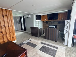 TV - Great Strip Location|WalktoLake|Wine Country|AC|Grill&Firepit|FamilyFriendly (Geneva)