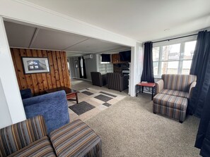 TV - Great Strip Location|WalktoLake|Wine Country|AC|Grill&Firepit|FamilyFriendly (Geneva)