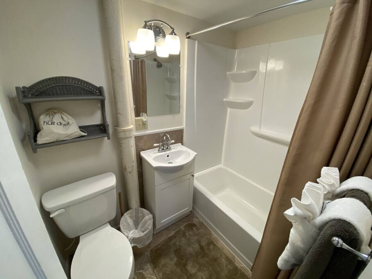 Duschwanne, Handtücher, Seife, Toilettenpapier