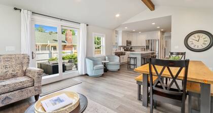 Cozy Downtown Farmhouse on Wells, 5BR 3 BA Sleeps 15!!