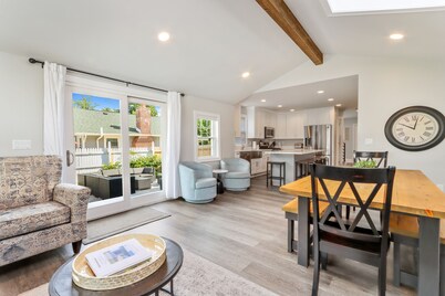 Cozy Downtown Farmhouse on Wells, 5BR 3 BA Sleeps 15!!