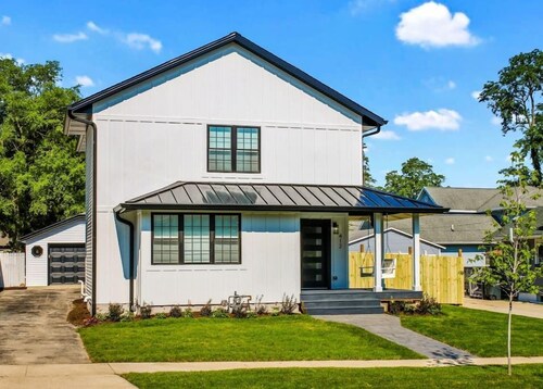 Cozy Downtown Farmhouse on Wells, 5BR 3 BA Sleeps 15!!