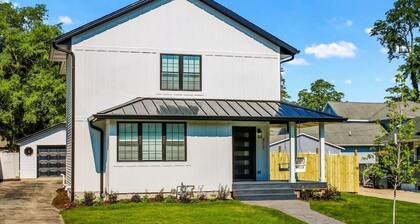 Cozy Downtown Farmhouse on Wells, 5BR 3 BA Sleeps 15!!
