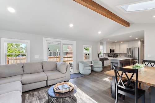 Cozy Downtown Farmhouse on Wells, 5BR 3 BA Sleeps 15!!