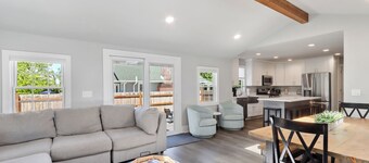 Cozy Downtown Farmhouse on Wells, 5BR 3 BA Sleeps 15!!
