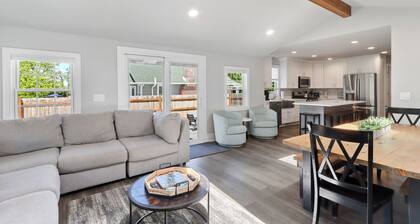 Cozy Downtown Farmhouse on Wells, 5BR 3 BA Sleeps 15!!