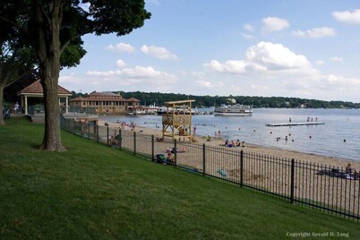 Cozy Downtown Farmhouse on Wells, 5BR 3 BA Sleeps 15!!