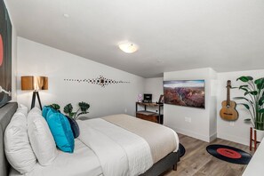 4 habitaciones, escritorio y tabla de planchar con plancha