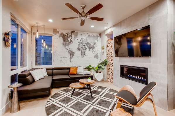 Smart TV, chimenea y libros