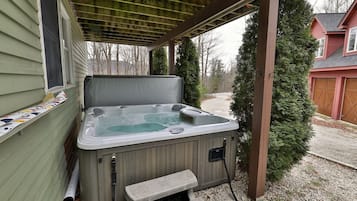House, 4 Bedrooms | Spa