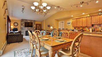 House, 4 Bedrooms | Dining