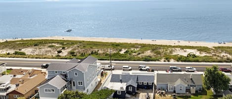 Ein Küstenwohngebiet mit Häusern, einer Straße und einem Strand.