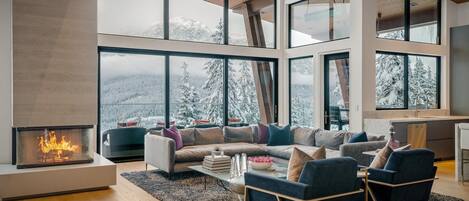 Téléviseur connecté, foyer, table de ping-pong, livres