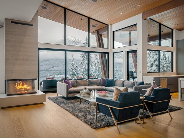 Téléviseur connecté, foyer, table de ping-pong, livres