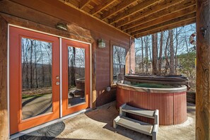 Terrace/patio - Bear Necessities is near East Port Marina on Dale Hollow Lake Tennessee (Alpine)