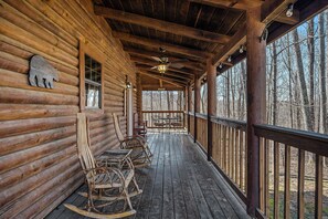 Terrace/patio - Bear Necessities is near East Port Marina on Dale Hollow Lake Tennessee (Alpine)