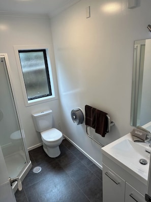 Kostenlose Toilettenartikel, Haartrockner, Handtücher, Toilettenpapier