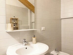 Toalettartikler (inkludert), hårføner og håndklær