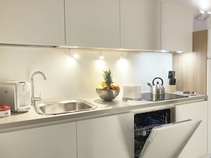 Réfrigérateur, four à micro-ondes, surface de cuisson, lave-vaisselle