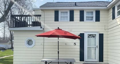 On The Strip • Cozy GOTL Vacation Cottage