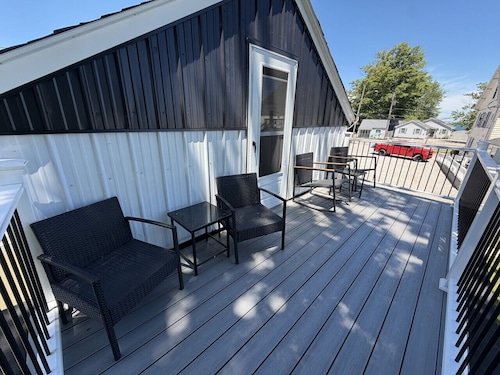 On The Strip • Cozy GOTL Vacation Cottage