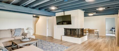 Smart TV y chimenea