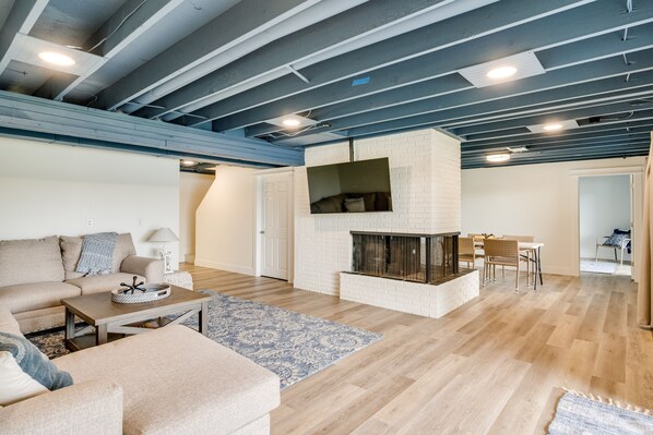 Smart TV, fireplace
