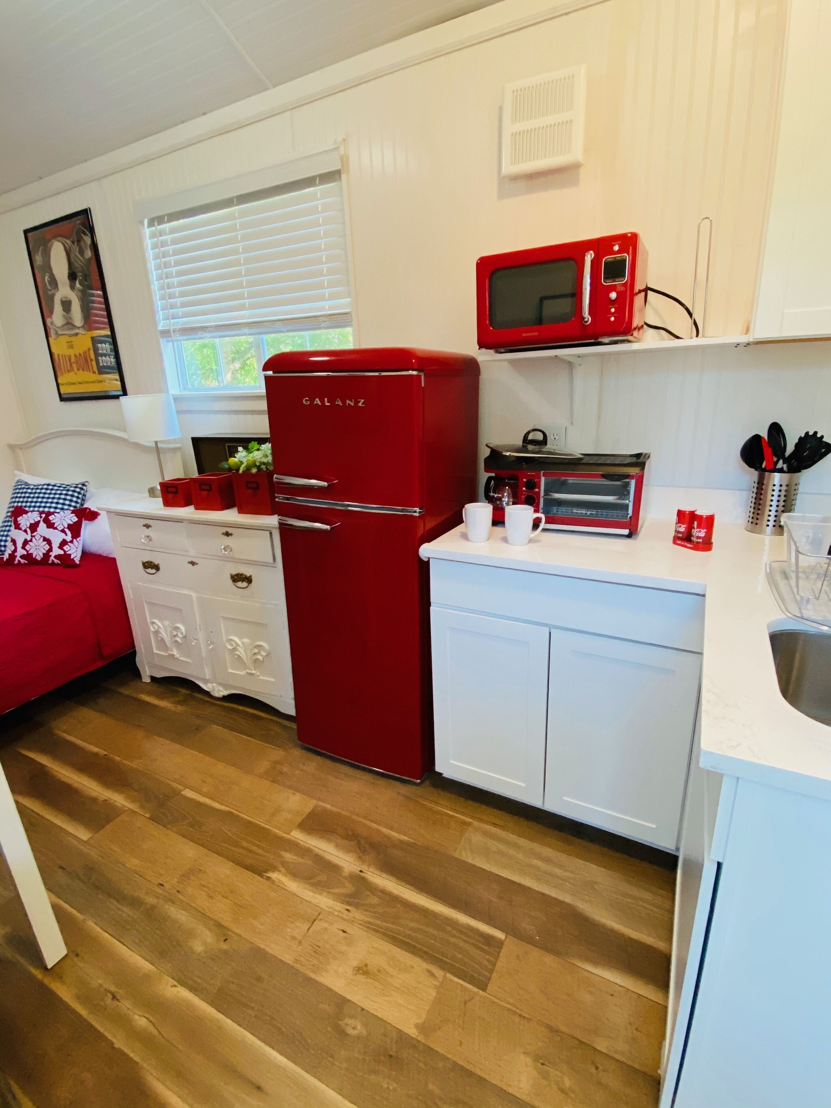 Refrigerador, microondas, cafetera y tetera y tostadora 