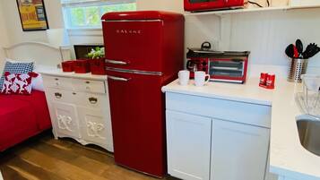 Refrigerador, microondas, cafetera y tetera y tostadora