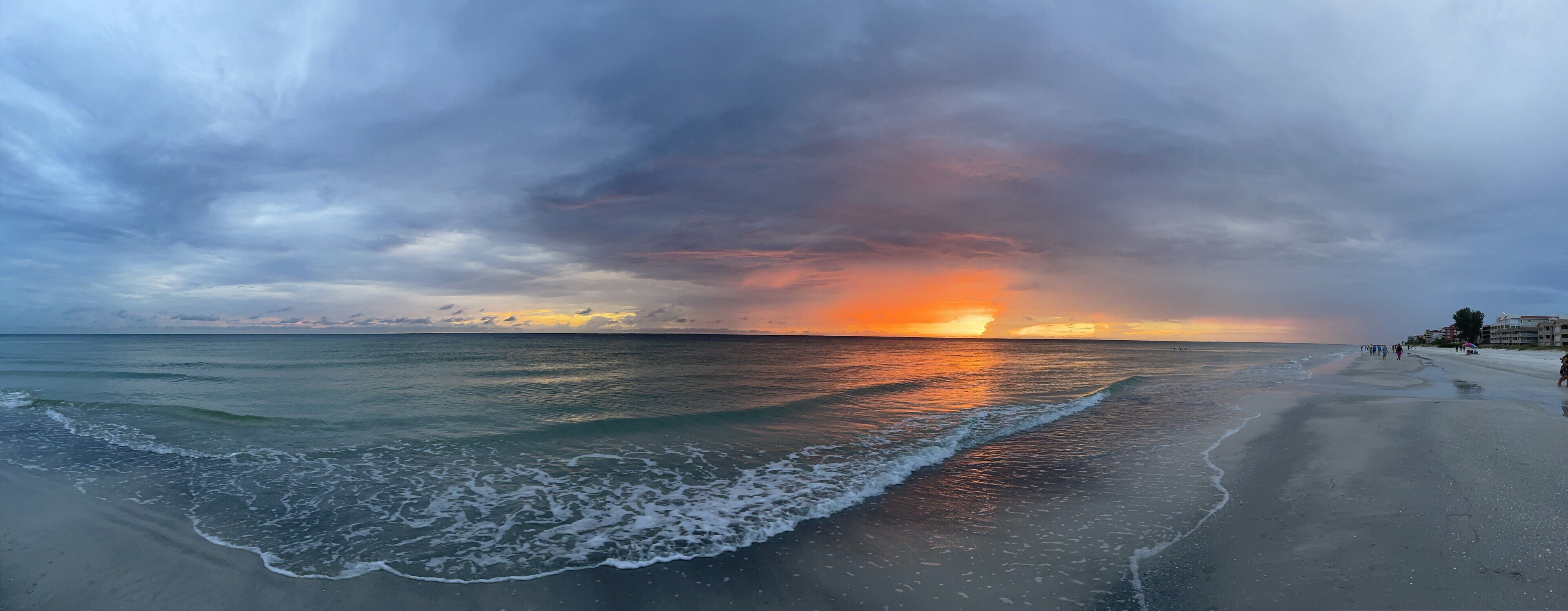 Rannalla, aurinkotuoleja, rantapyyhkeitä