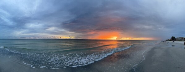 Plage, chaises longues, serviettes de plage