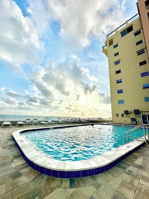 Piscine extérieure, piscine chauffée