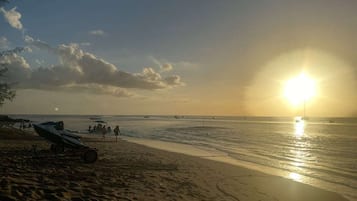 Plage, chaises longues, serviettes de plage