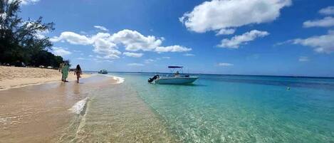På stranden, solsenger og strandhåndklær